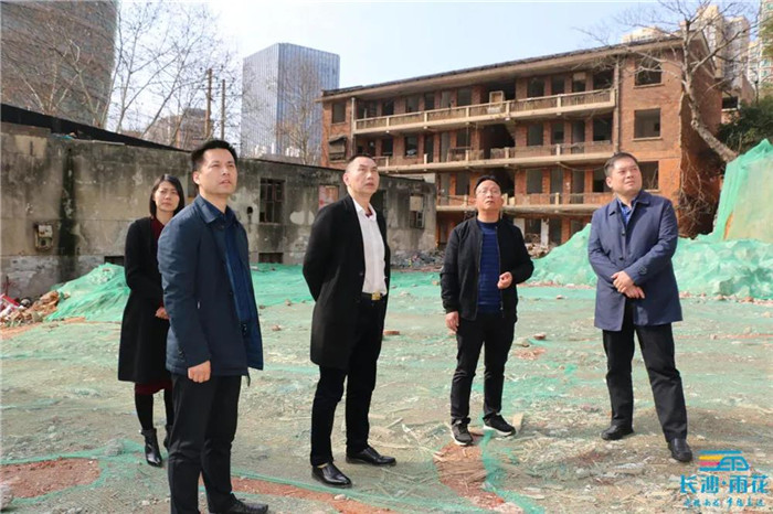 左家塘街道工委书记（左三）带队进行项目走访调研。