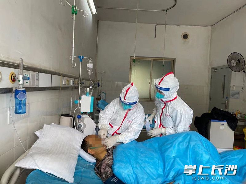 医护人员在隔离病区全力救治和精心护理病人。