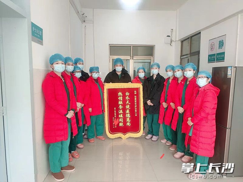 隔离病区一名病人住院长达一个多月，最终痊愈出院，特送上锦旗以表达对医务人员的感谢。