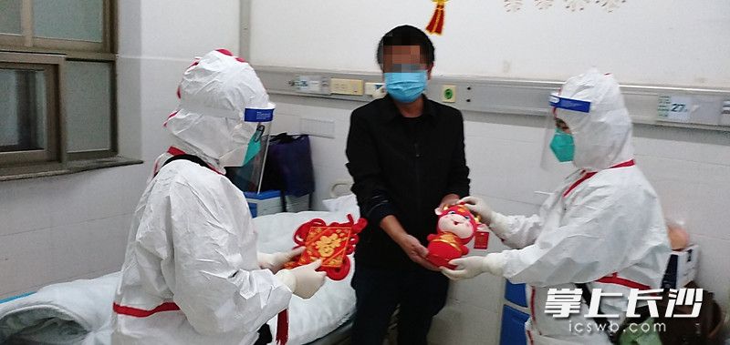 过新年啦，隔离病区医护人员给即将出院的病友送上已经消毒好的新年礼物“小金牛”和“福”。