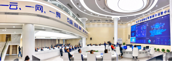 望城作为国内首个采用全鲲鹏架构的区县级智能城市，打造的智慧城市运营中心全面投运。