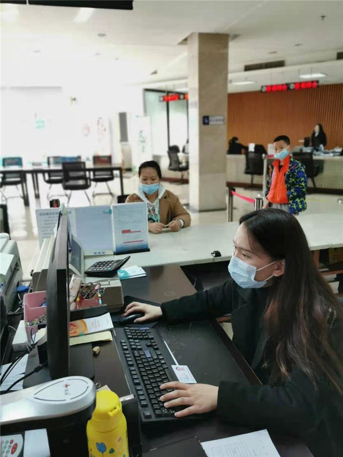 雨花区社保中心的员工热情服务参保单位和群众。