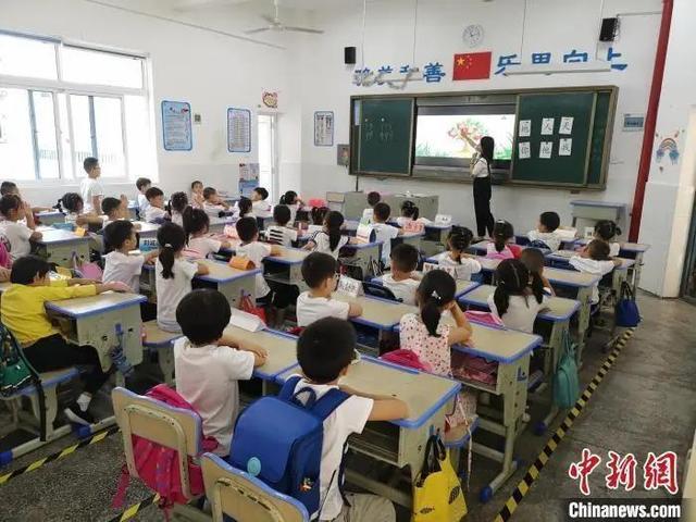 资料图:湖南长沙县松雅湖第二小学的学生正在上课。唐小晴 摄 资料图:湖南长沙县松雅湖第二小学的学生正在上课。唐小晴 摄