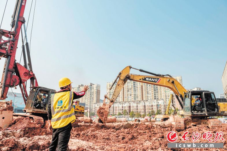 多辆挖掘机、工程车来回穿梭，轰鸣声不绝于耳。22日下午，长沙经开区区块链产业园（一期）工程项目工地一派热火朝天的施工景象。长沙晚报全媒体记者 陈飞 摄