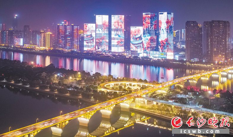 全面升级后的夜景亮化，点亮长沙一江两岸。罗杰科 邹麟 摄