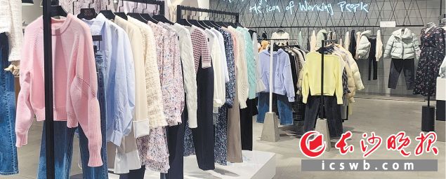 阿波罗商业广场的一家服装门店，各类绿色系的春款服饰被摆放在显眼位置，一派“春意盎然”。长沙晚报全媒体记者 范宏欢 摄
