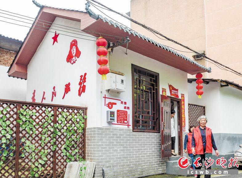 大力创新城市基层党建，一个个红色服务品牌亮相雨花。瞧，民情哨岗既是社情民意上传的始发站，也是为群众帮难解困的先锋站。照片均为 陈飞 摄