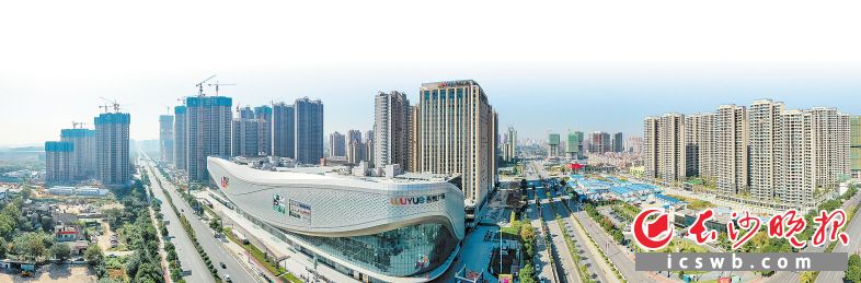 高楼林立、大道通衢，红色引擎助力，雨花加速奔跑在高质量发展的征程上。