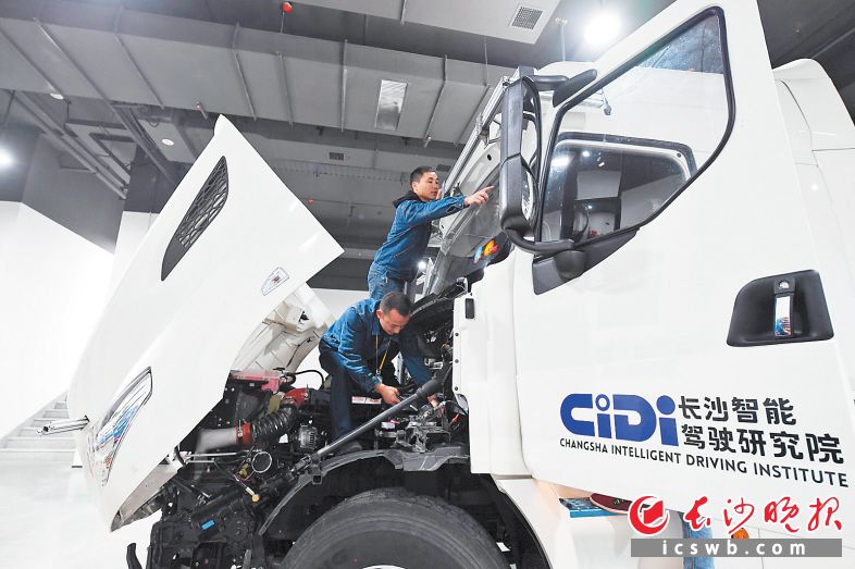 长沙智能驾驶研究院将5G技术融入智能网联汽车中，让车更“聪明”、路更“智慧”。长沙晚报全媒体记者 王志伟 摄