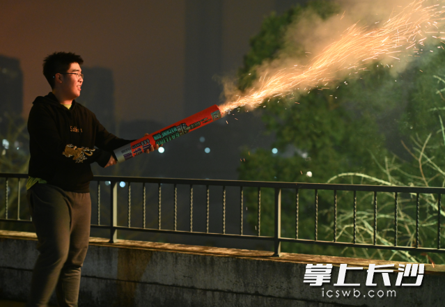 今年春节，“加特林”烟花爆红全网。杨杼怀 摄