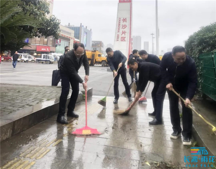 区领导带头参加“洁净雨花”行动。