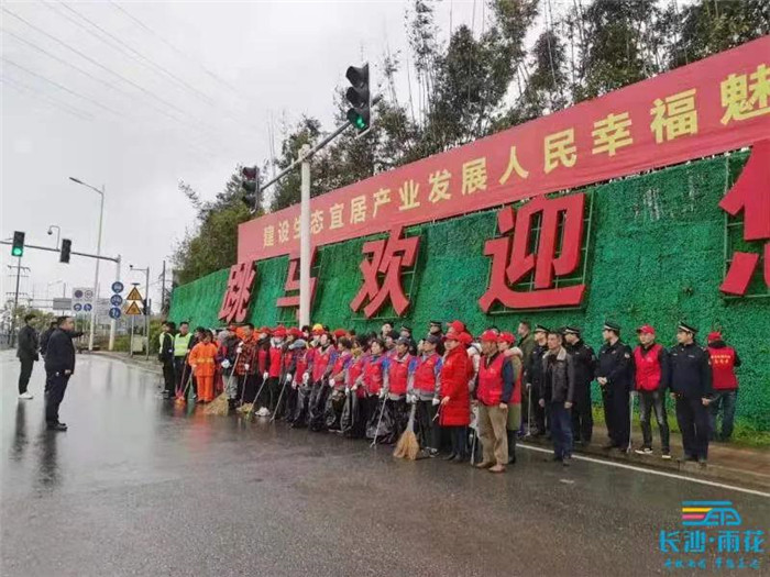 跳马镇城市管理办联合跳马城管执法中队、跳马环卫所、玉诚环境跳马分公司、斑竹塘社区、金屏社区，出动洒水冲洗车9台，人员百余人组成专项队伍。