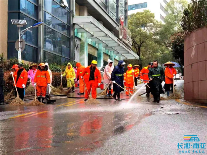 侯家塘街道组织环卫、物业公司、门店、志愿者等150余人，对韶山路沿线、社区薄弱地段的所有设施设备、标识标线、建筑外立面、地沟、绿化花坛进行全面清洗整治。