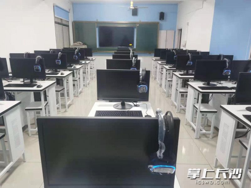 新机房准备就绪，在静静地等待着孩子们的到来。照片由学校提供