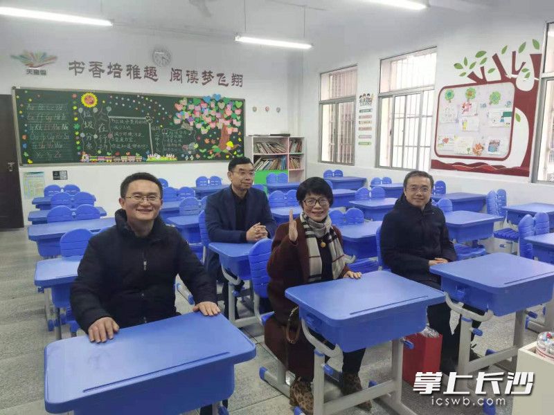部分校友们在自己捐赠的新机房留影。