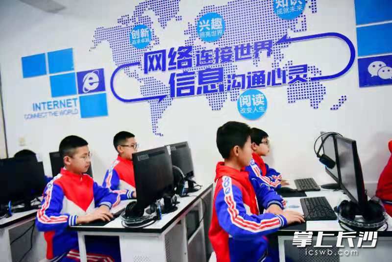 东茅街小学的学生开心地用上了新机房。
