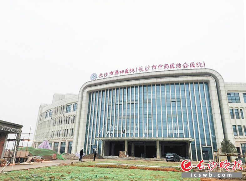 长沙市第四医院滨水新城院区一期建设项目（基本医疗部分）的住院楼、门急诊医技楼、科研教学办公楼等主体工程已经完工。均为长沙晚报全媒体记者 杨云龙 摄