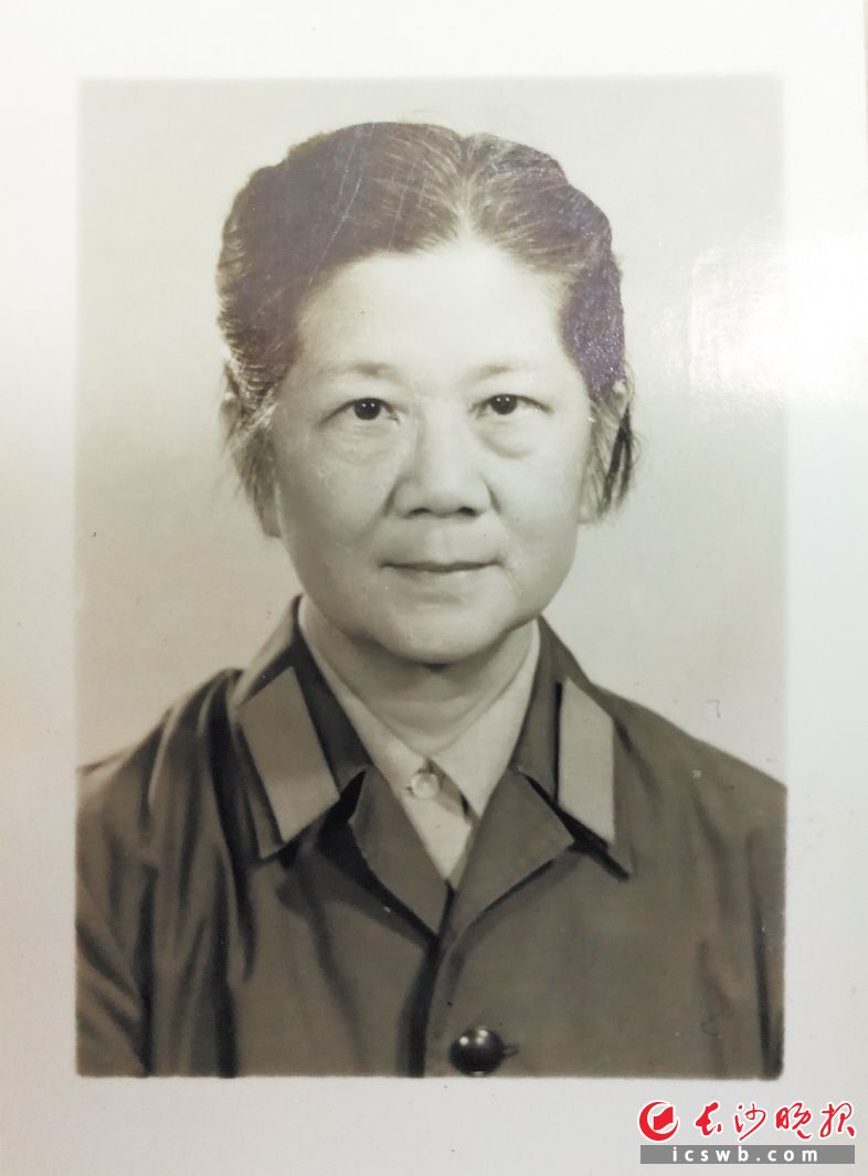 易晓东退休前的军装照