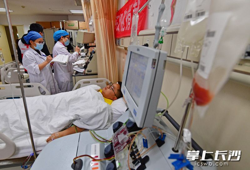 3月1日，中华骨髓库湖南分库开展牛年首次捐献，共有6名志愿者同时采集造血干细胞。其中，刘助旺等4人在中南大学湘雅医院采集。长沙晚报全媒体记者 王志伟 摄