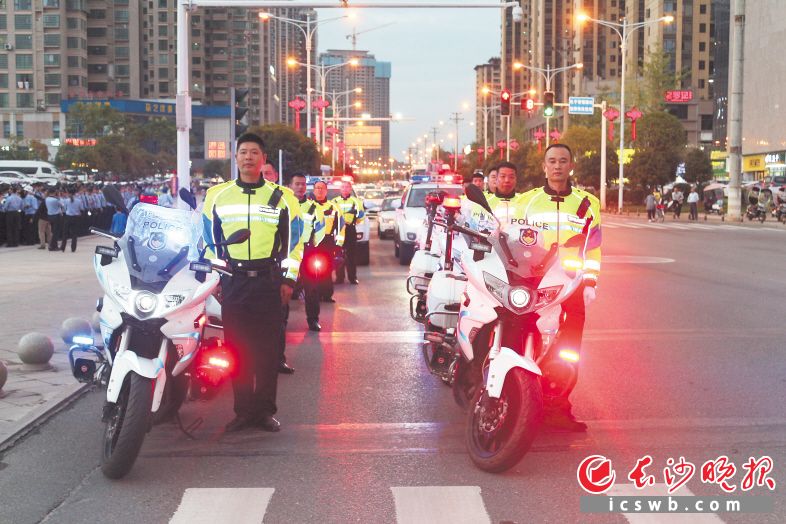 公安部门强化社会面巡逻防控，极大增强了人民群众的安全感。
