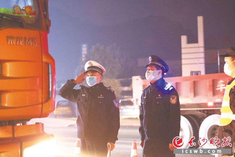 民警上路检查危爆车辆。均为浏阳市委政法委供图