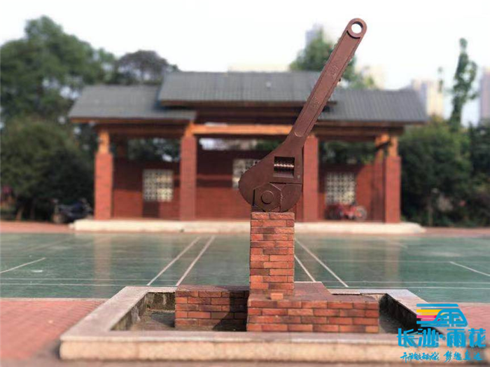 井巷社区文化广场扳手雕塑，意义是，以党建引领来撬动党群力量，构筑大美井巷。
