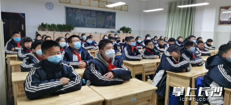 学生通过网络直播观看开学第一课。长沙晚报通讯员 刘懿夫 摄