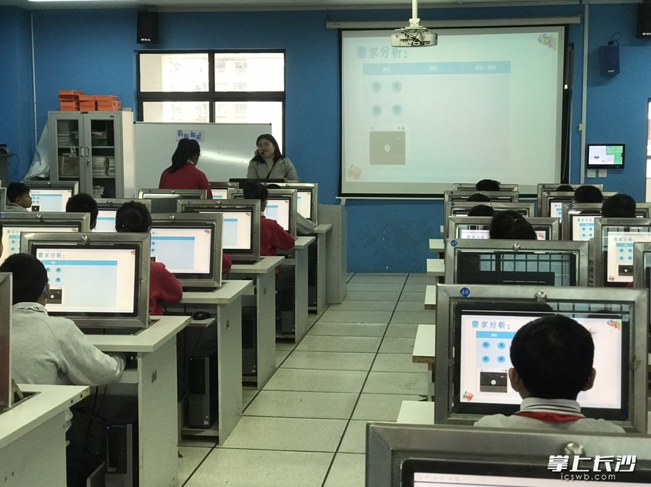 芙蓉区育英西垅小学周蓉老师教学生学习《蚂蚁搬家》。照片由学校提供。