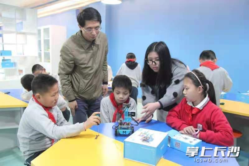 创客空间老师正在指导兴趣小组活动。