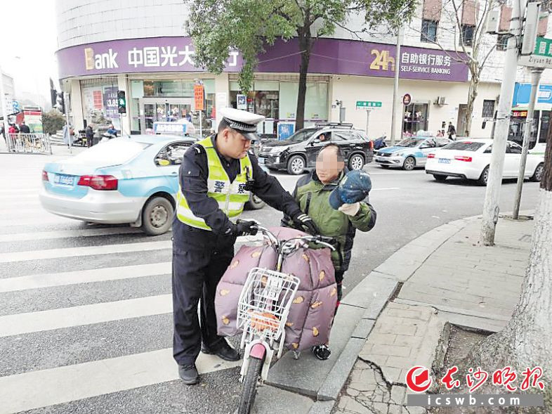 交警拦下了不戴头盔的电动车驾驶人。长沙晚报全媒体记者 张洋子 摄