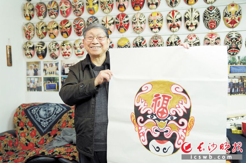 76岁的朱建南老人痴迷脸谱成“网红”。长沙晚报全媒体记者 柳静芸 摄