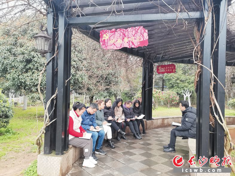 当天下午，天心阁社区“两委”在党员户外庭院开展学习讨论。长沙晚报通讯员 李敏 摄