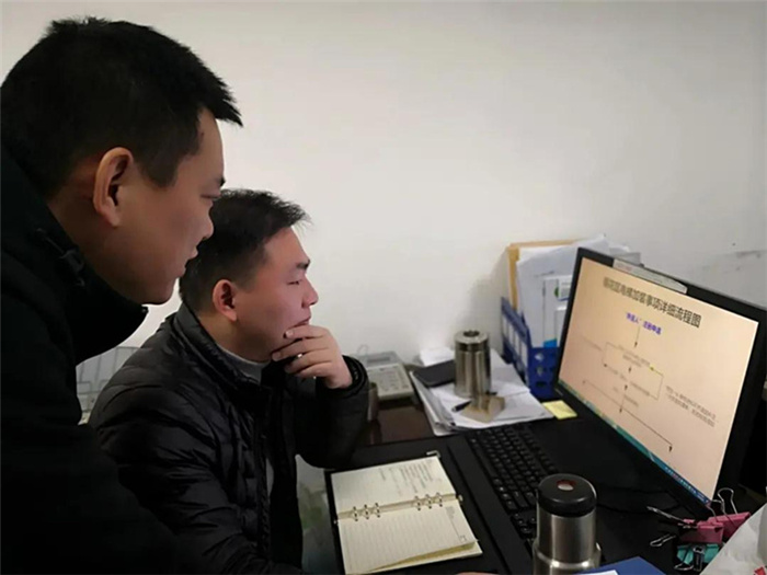 雨花区住房和城乡建设局工作人员梳理线上操作流程。