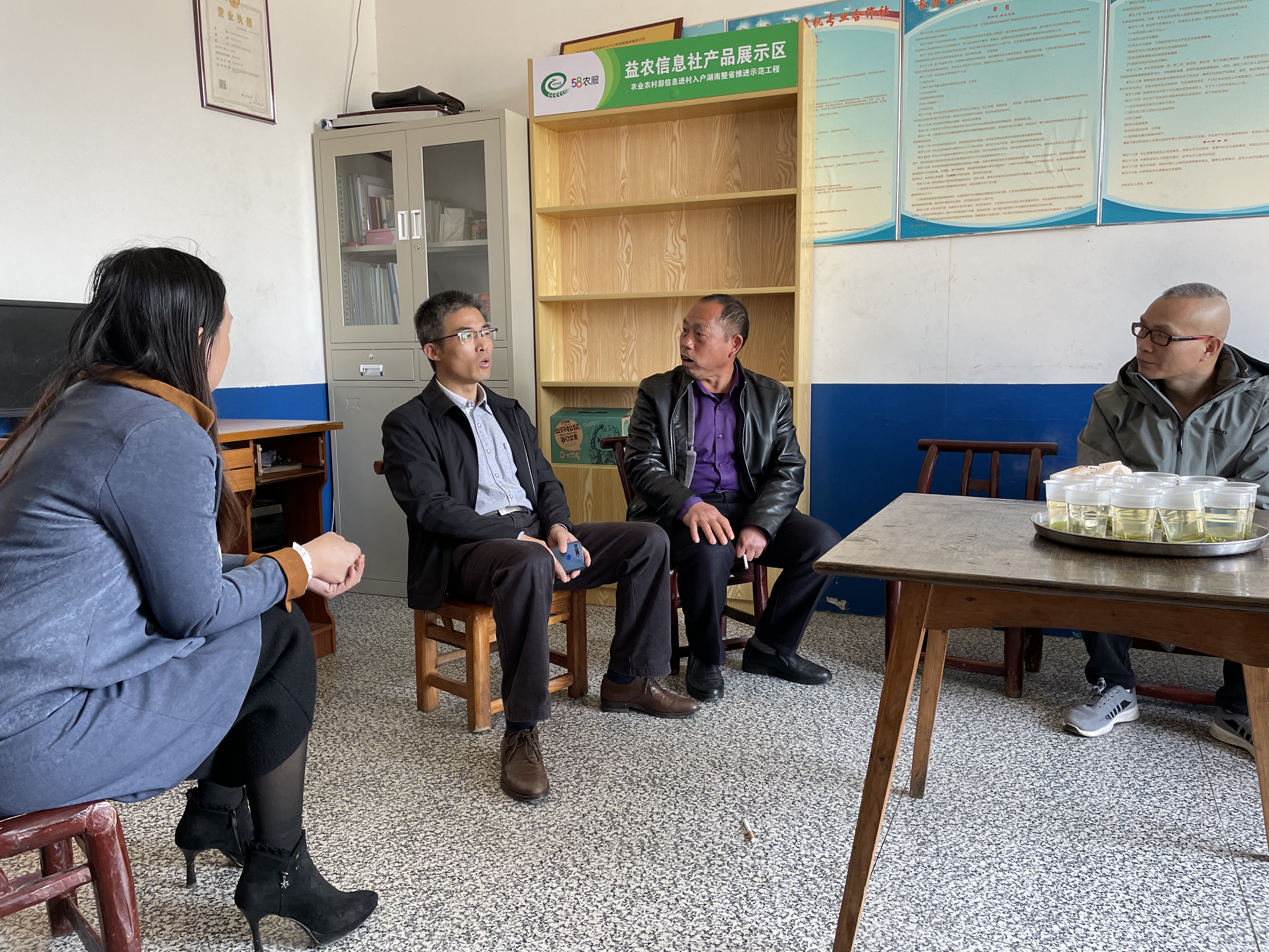 长沙县纪委监委驻县农业农村局纪检监察组走访种粮大户。