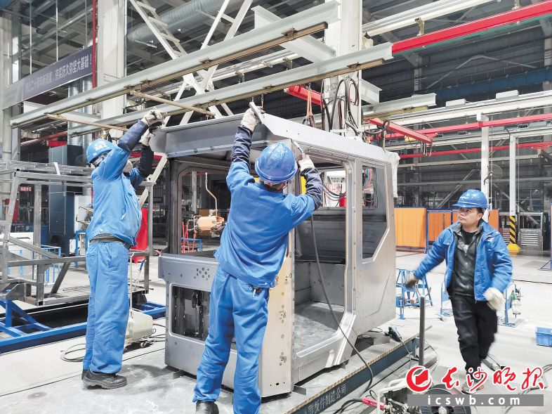 2月21日，随着首批次SWK90矿卡驾驶室顺利发货，山河智能驾驶室开发纪录得到刷新，山河智能薄板件事业部也正式进入全新的矿卡领域。