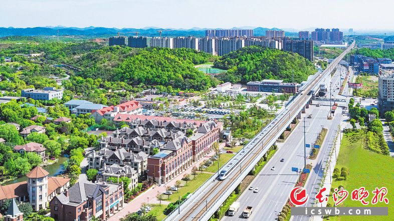 城际铁路与芙蓉南路交会，从绿意盎然的暮云片区驶向株洲、湘潭。