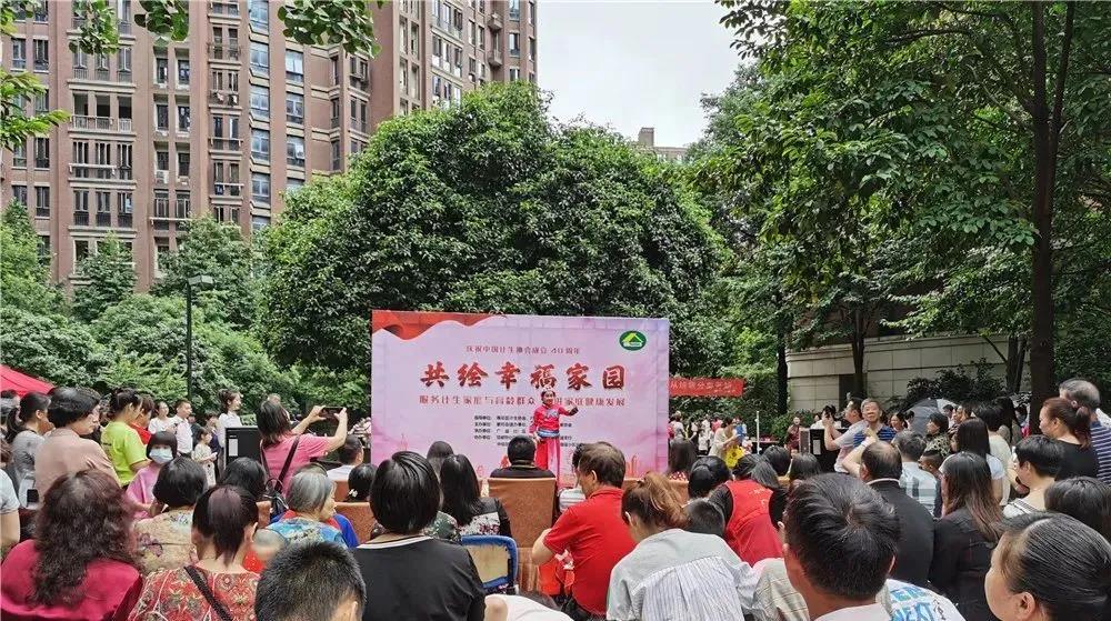 “红色议事厅”在小区开展的邻里文化活动。