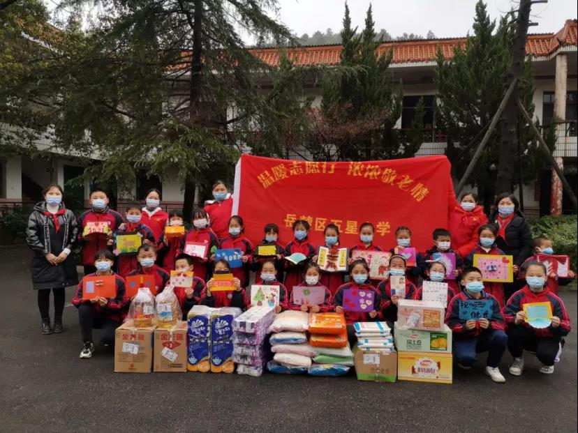 五星小学学生前往敬老院看望老人。通讯员 刘孟妮 摄