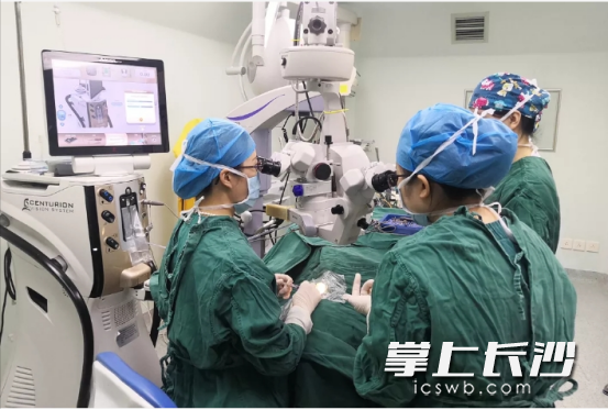 唐琼燕博士为患者开展白内障手术。   医院供图