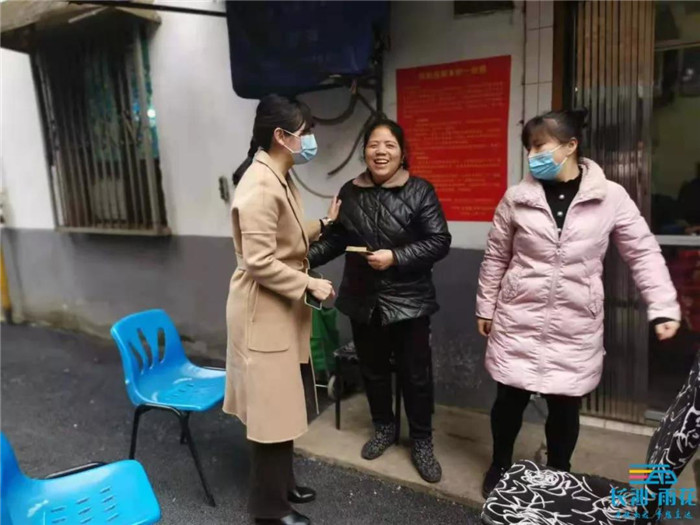 黄楚妮（图左）。
