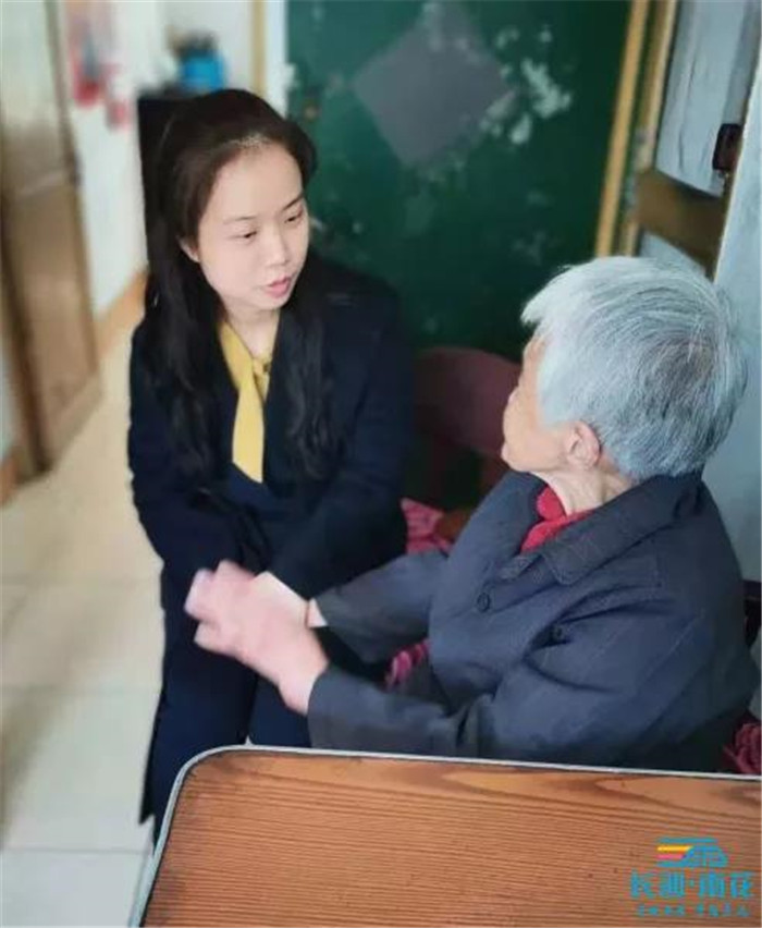 王芬（图左）。