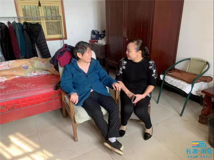 罗新利（图右）。