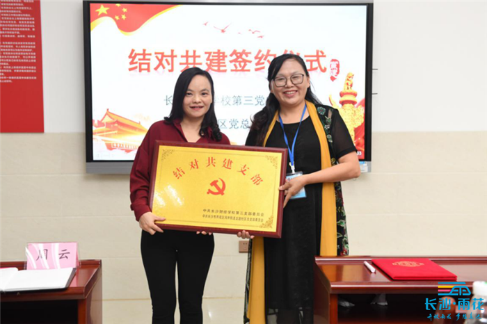 周云（图左）。