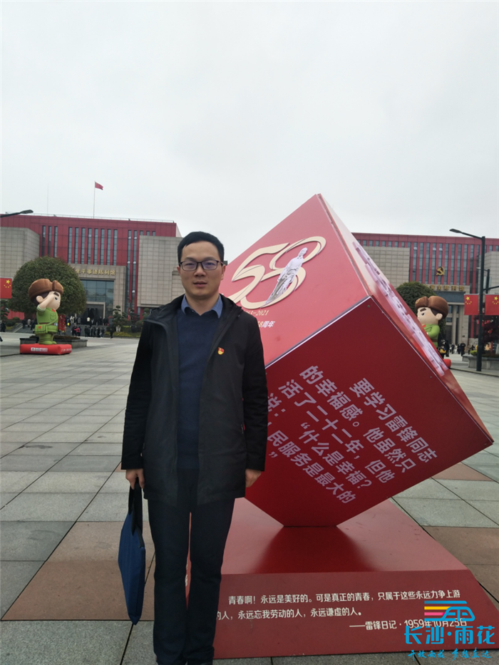 邓乐。