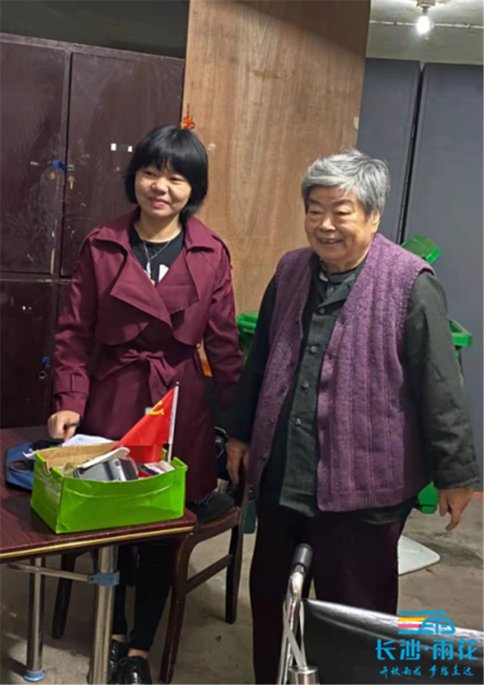 游颖（图左）。