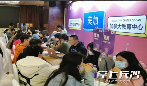 现场咨询十分热烈。 现场咨询十分热烈。