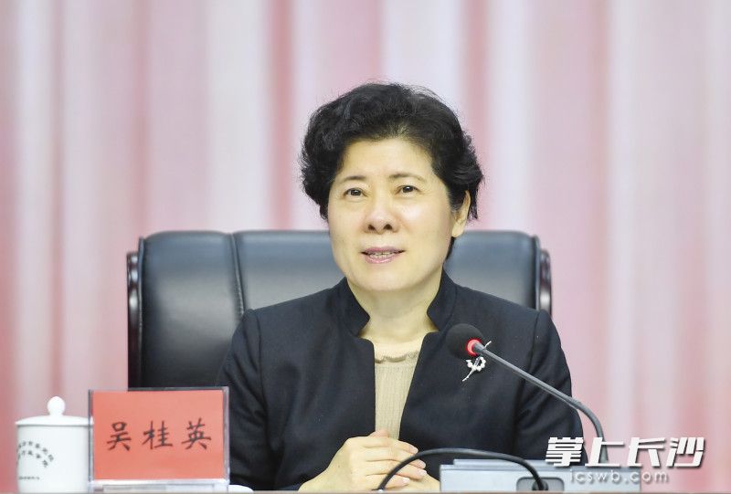 省委常委、市委书记吴桂英作开班动员和辅导报告