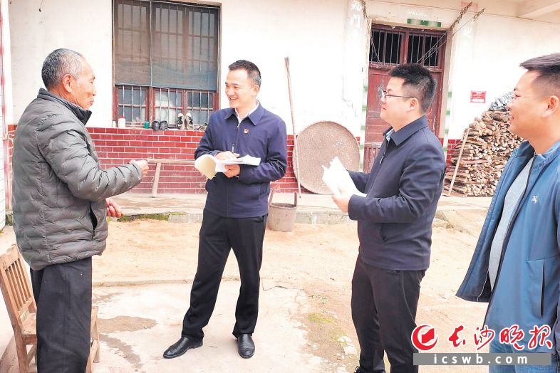 灰汤镇迅速落实“四联五到位”工作，党员干部扎扎实实走基层，全心全意解决老百姓的“急难愁盼”问题。受访方供图