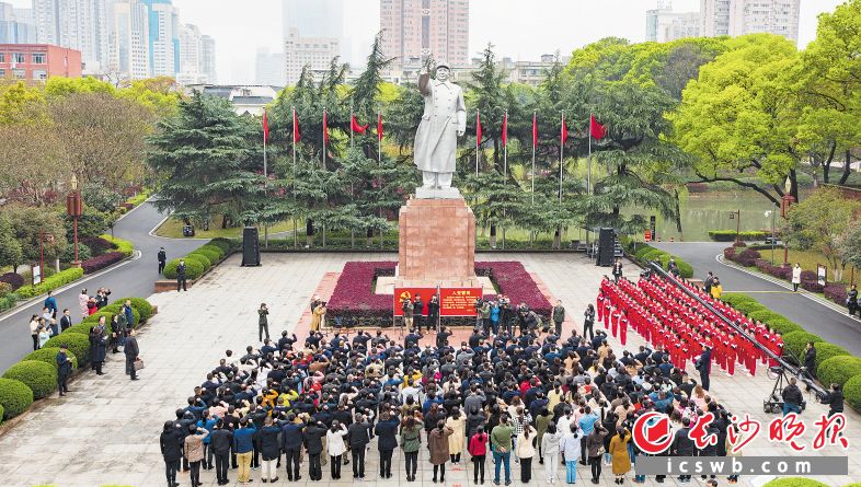 3月17日上午，市委理论学习中心组围绕“学史明理”主题开展党史学习教育第一次专题学习。在长沙党史馆毛主席塑像广场，大家右手举拳，重温入党誓词。 均为长沙晚报全媒体记者 邹麟 摄