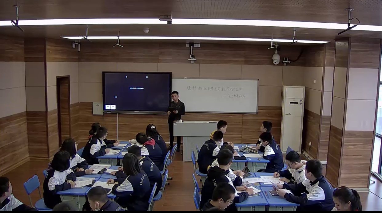 肖启友老师用APP在黑板上做起了氢氧化钠和稀硫酸的反应实验。照片均由学校提供。